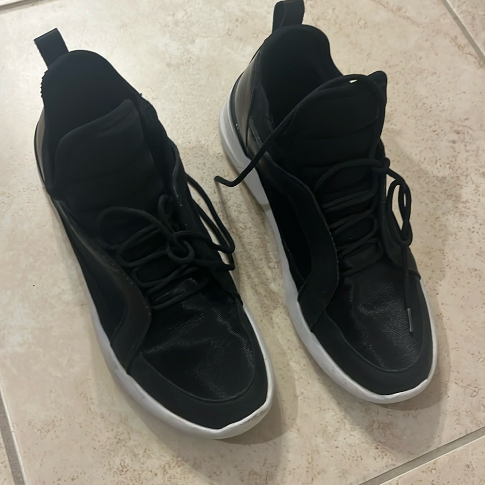 ALDO ladies size 7 black comfortable mid top shoes